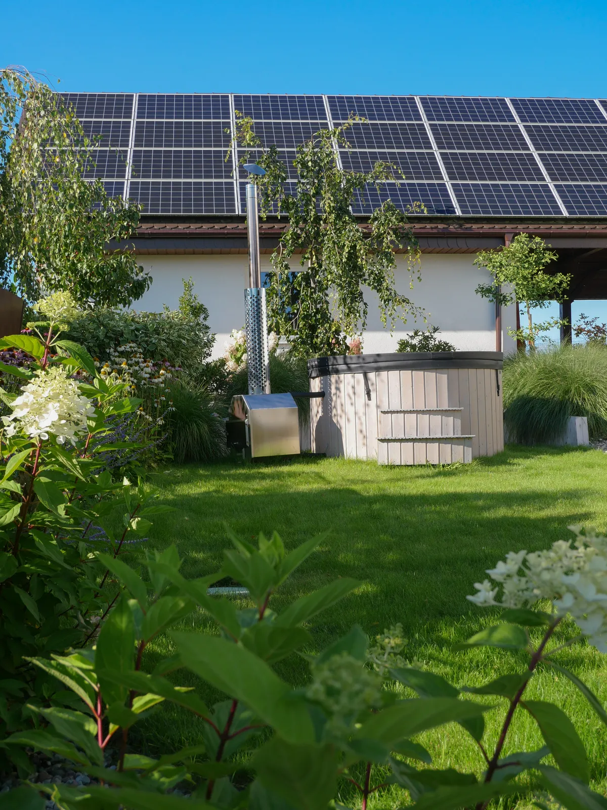 Ogród wiejski przy domu jednorodzinnym.