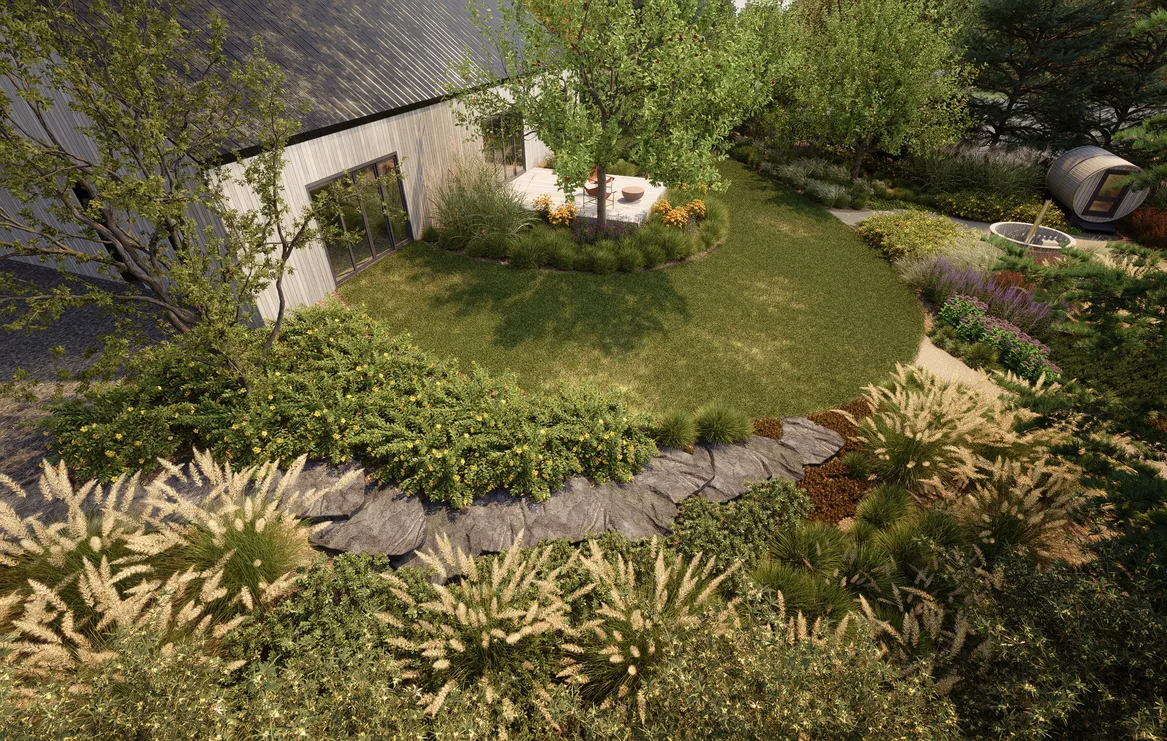 Oddalone ujęcie, na którym widać kompozycję ogrodu. w Prawym górnym rogu owalna sauna i balia wodna opalana drewnem.