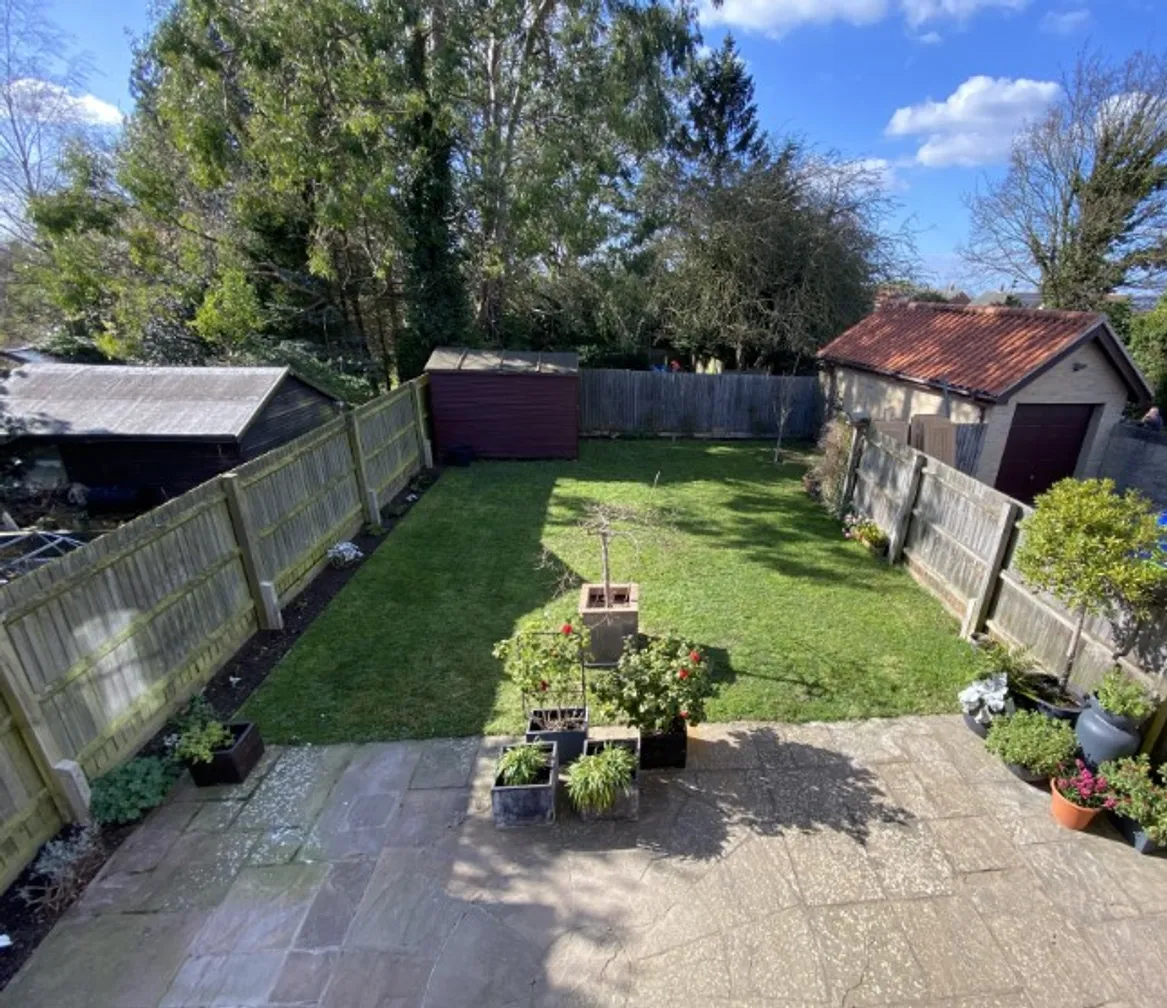 Widok na ogród przed metamorfozą. W donicach widoczne są rośliny, które wykorzystano w realizacji ogrodu.