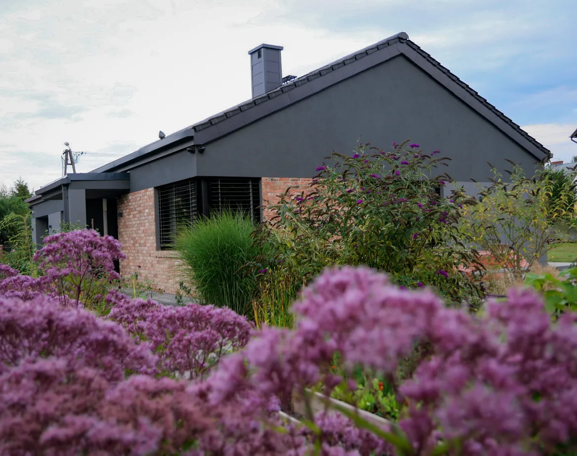 Ujęcie zza strefy warzywnej na dom.