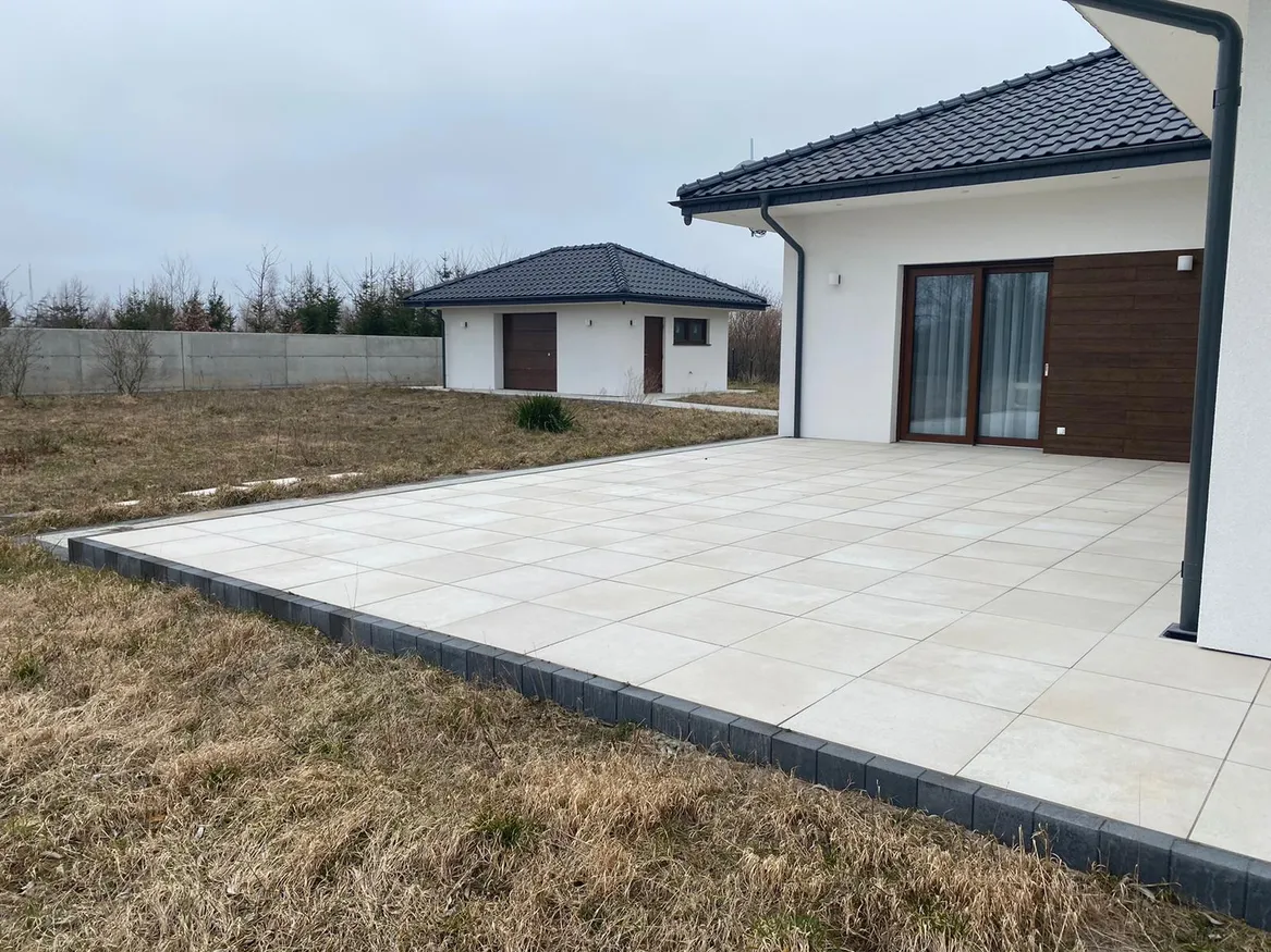 Widok na taras przed realizacją ogrodu.