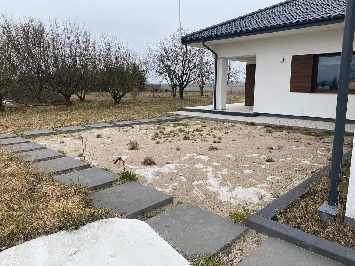 Widok na front ogrodu przed realizacją ogrodu.