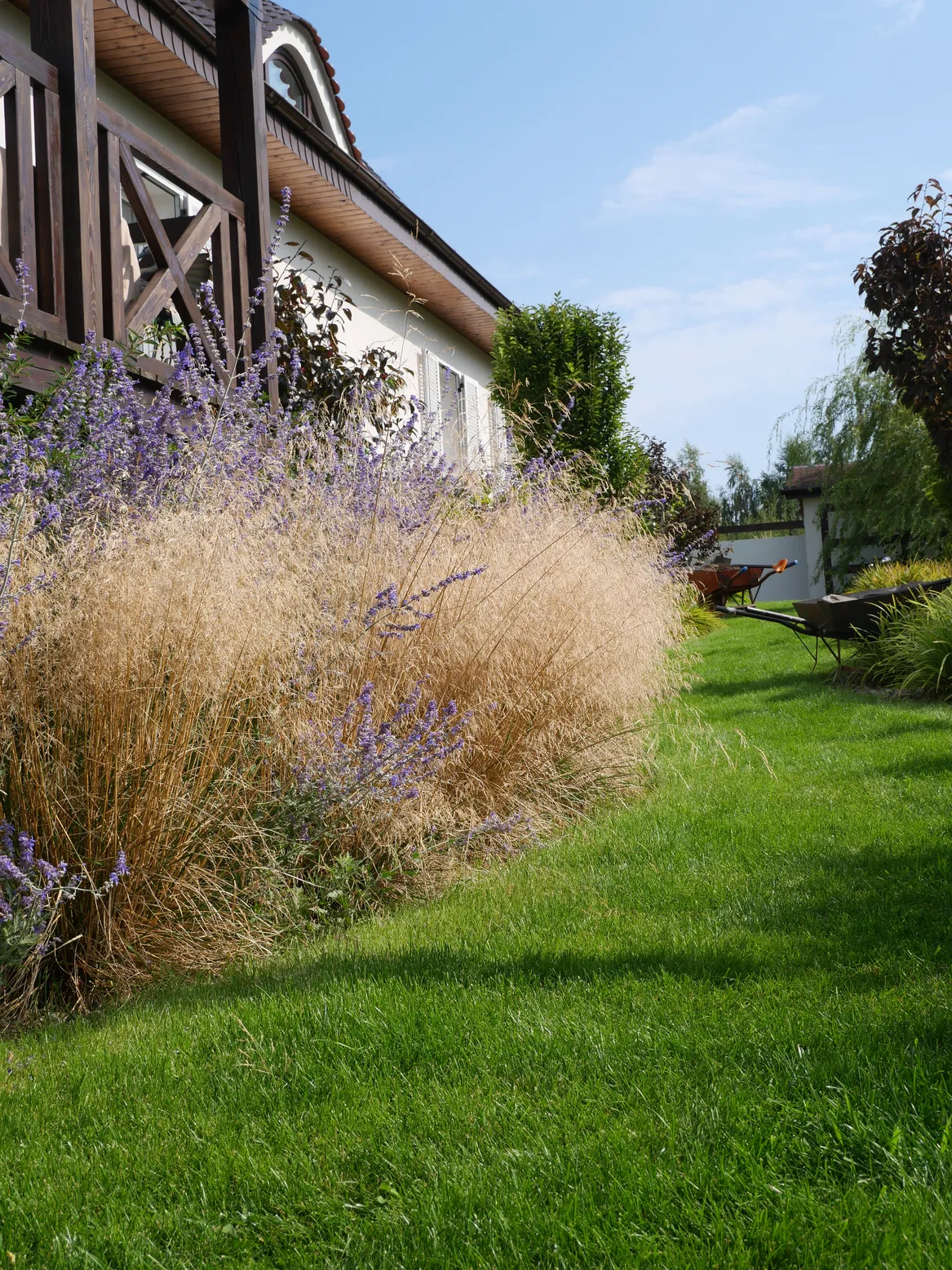 Rabata przy tarasie dostawionym do domu.