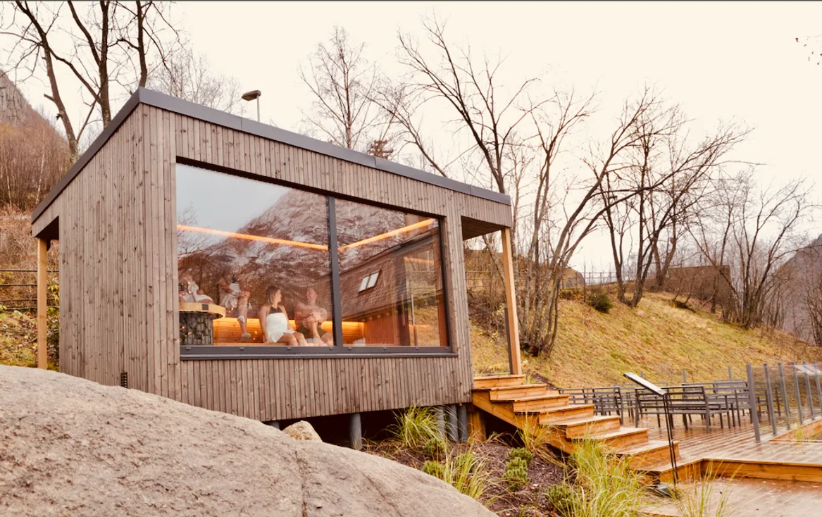 Drewniana sauna jesienią.