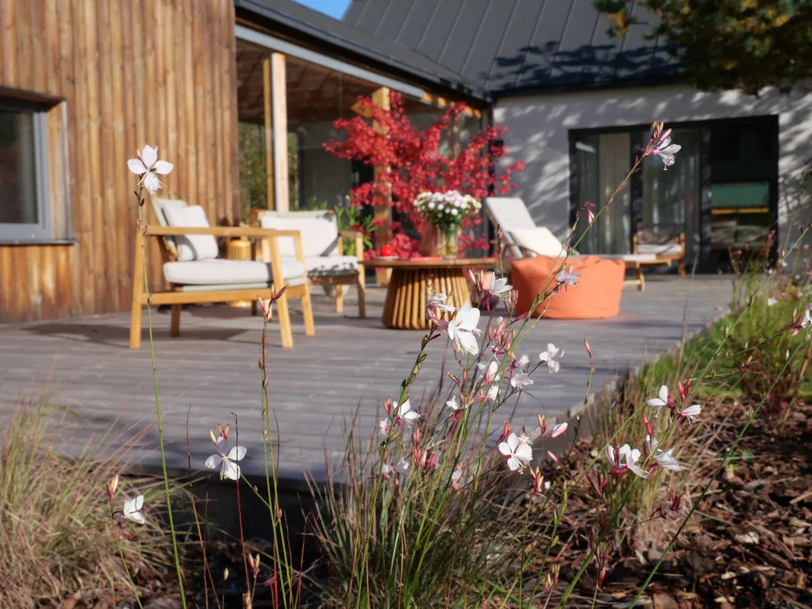 Gaura przy tarasie z drewna thermo.