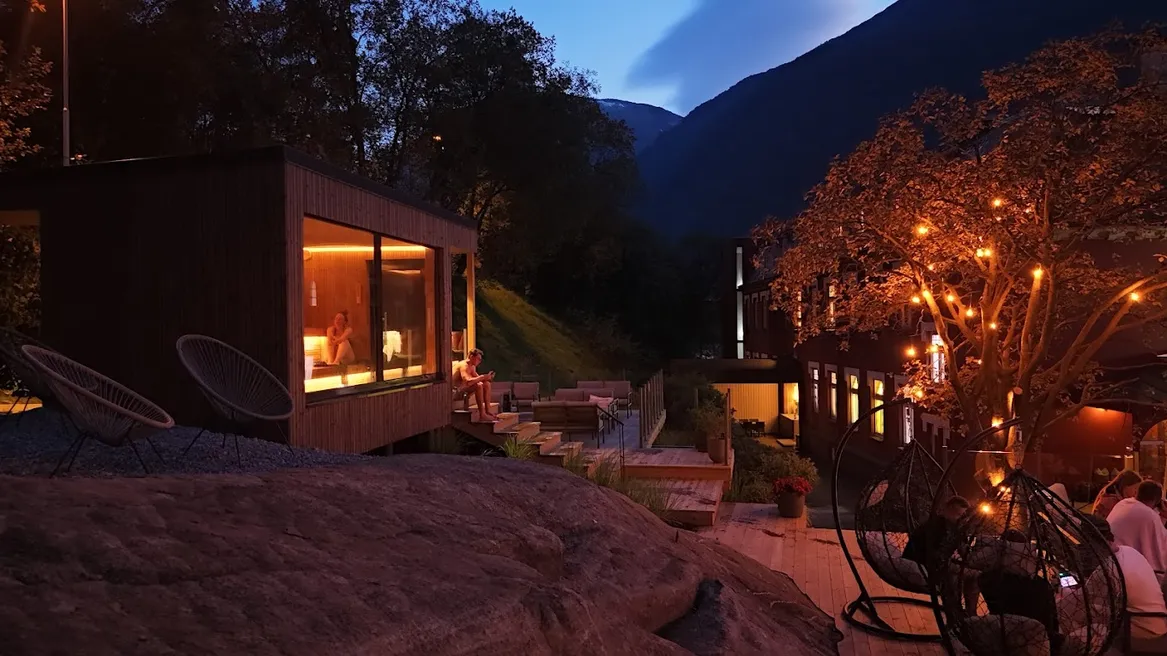 Nocny widok na strefę spa.