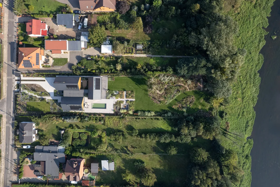 Zdjęcie z drona ogrodu przy Domu nad Rzeką w Sochaczewie. fot. Piotr Krajewski