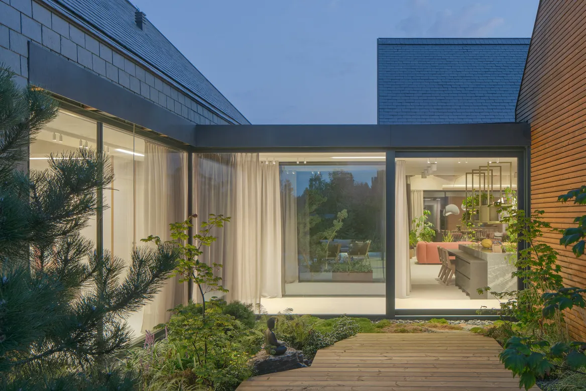 Łącznik z małym tarasem relaksacyjnym. Dom nad rzeką w Sochaczewie. fot. Piotr Krajewski