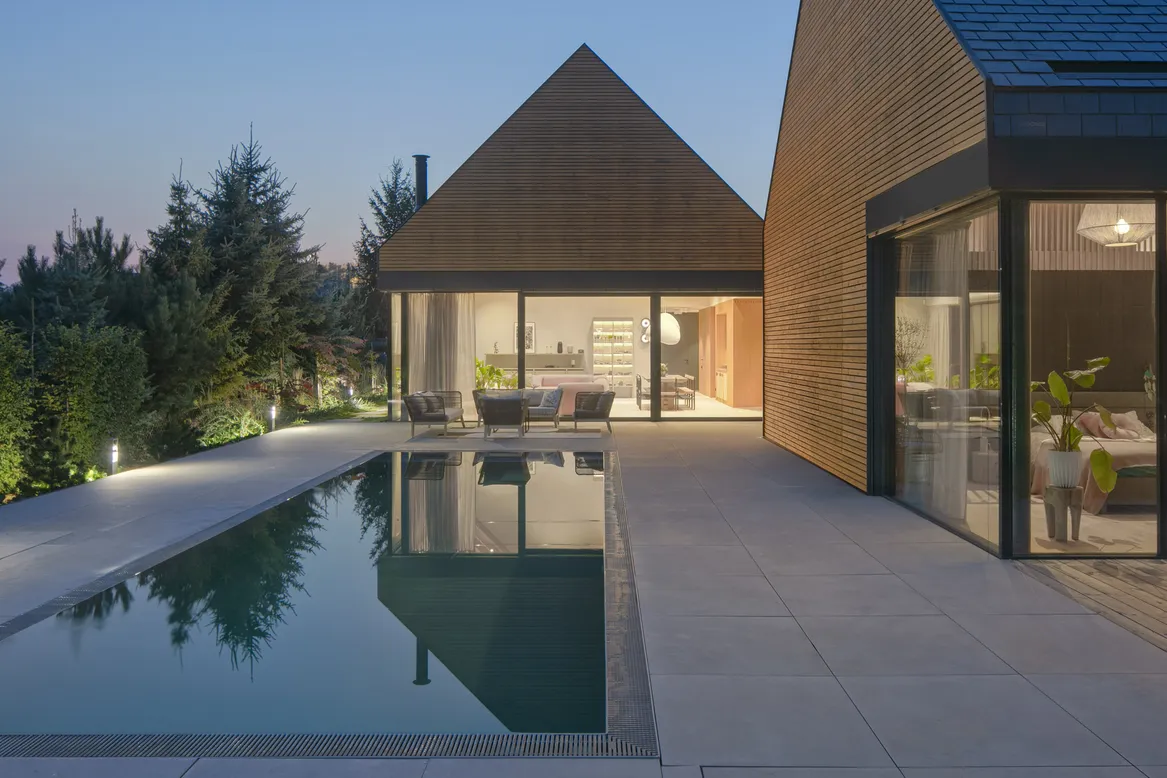 Taras z basenem w domu nad rzeką w Sochaczewie. fot. Piotr Krajewski