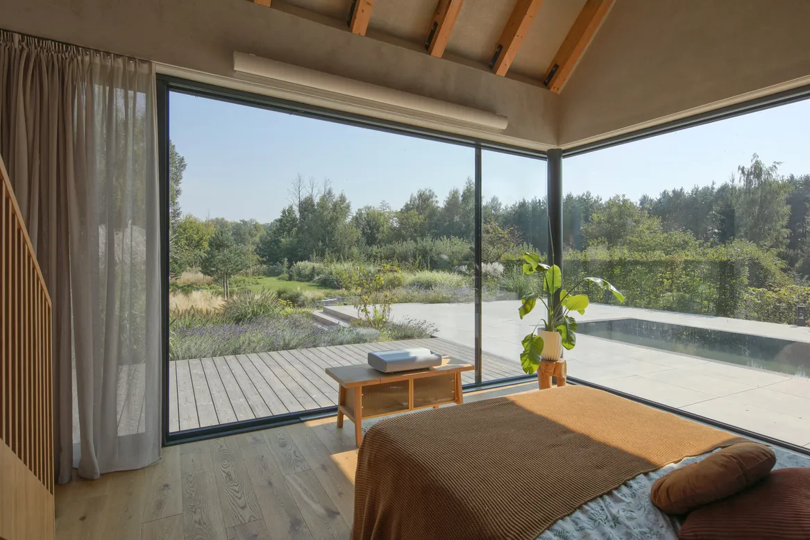 Widok z sypialni na dom nad rzeką w Sochaczewie. fot. Piotr Krajewski