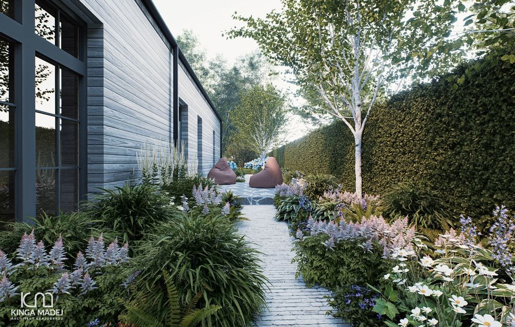 Zacieniony fragment ogrodu z tarasem bocznym