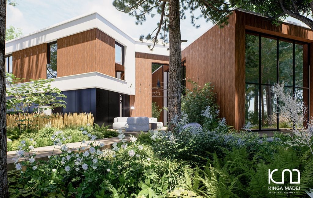 Widok na tył domu z roślinnością leśną