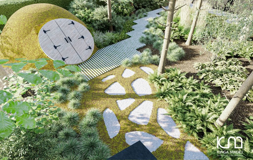 Spiżarnia ogrodowa Hobbit House, paprocie, ścieżka z kamienia i ścieżka z betonowych płyt ażurowych.