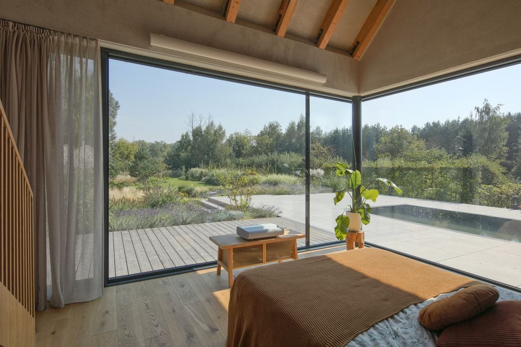 Widok z sypialni na basen i ogród. Fot. Piotr Krajewski