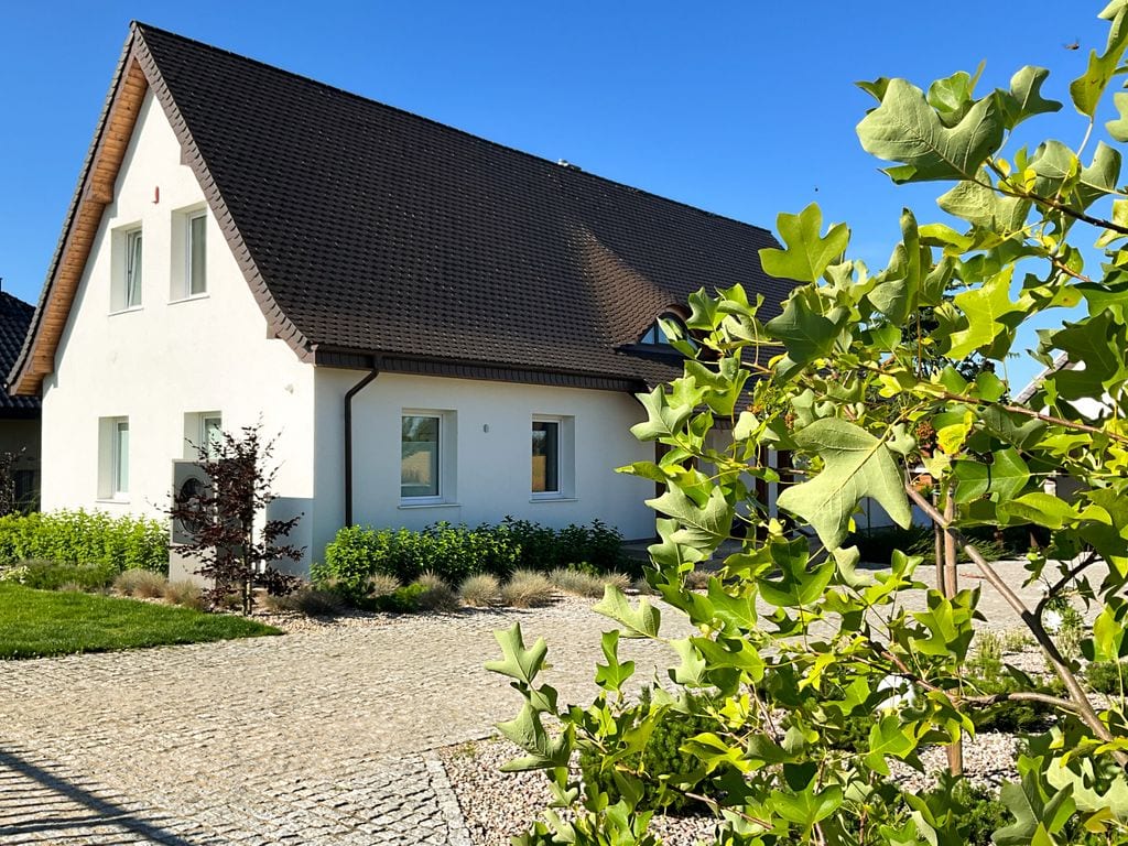 Widok na wjazd i przednią część ogrodu. Z przodu tulipanowce.