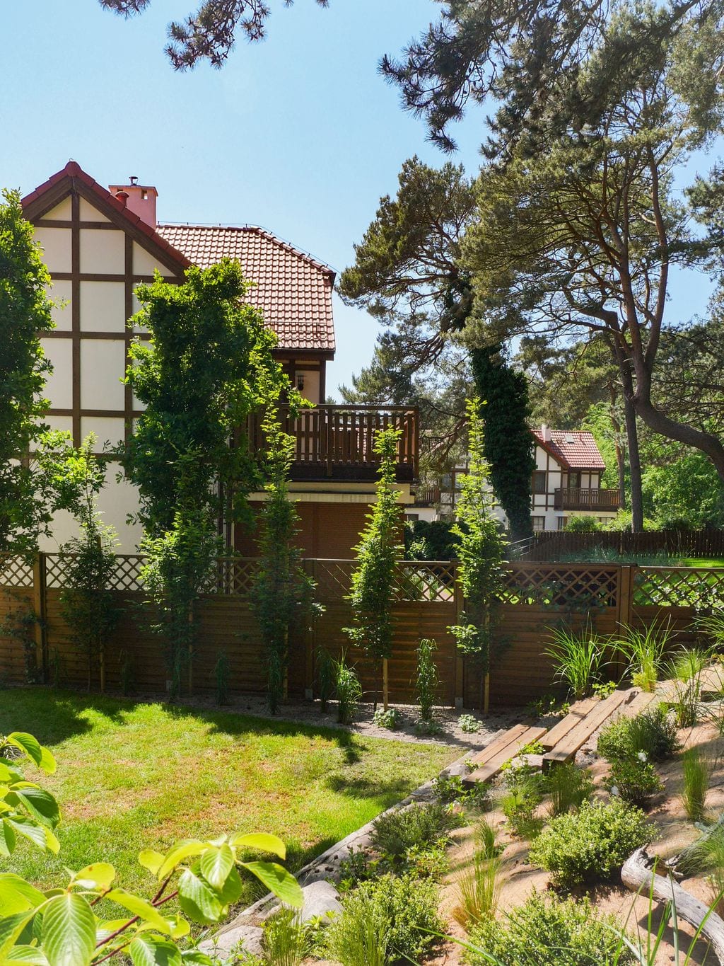 Stopnie z podkładów kolejowych, graby Fastigiata, azalie stipy, ostrokrzewy bukszpanowe, miskanty 'memory'